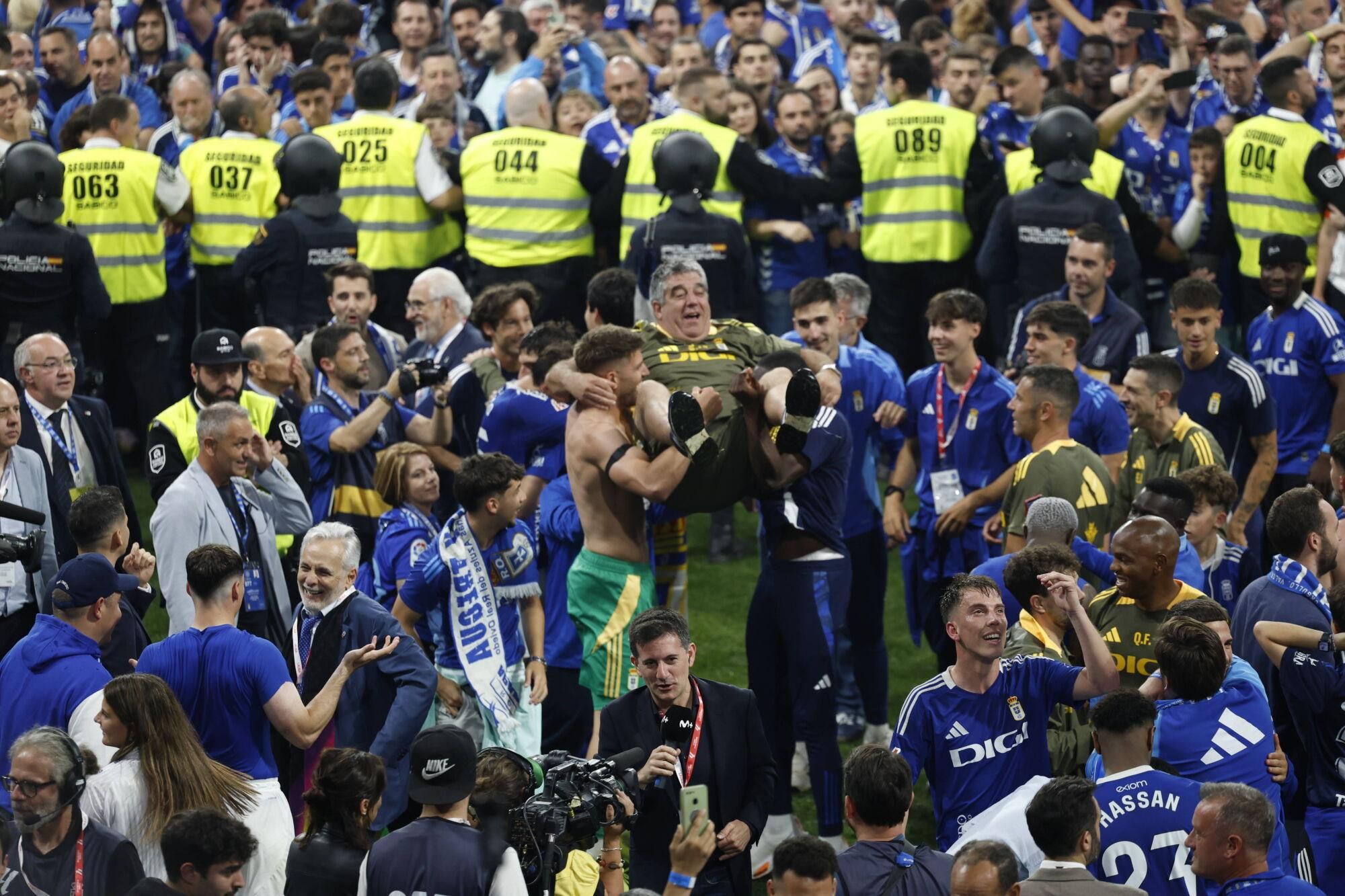 Así se vivió en el Carlos Tartiere la noche del ascenso del Oviedo a Primera División 24 años después