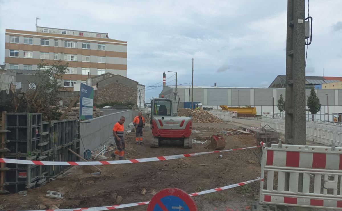 Obras en la travesía de Meirás. // LOC