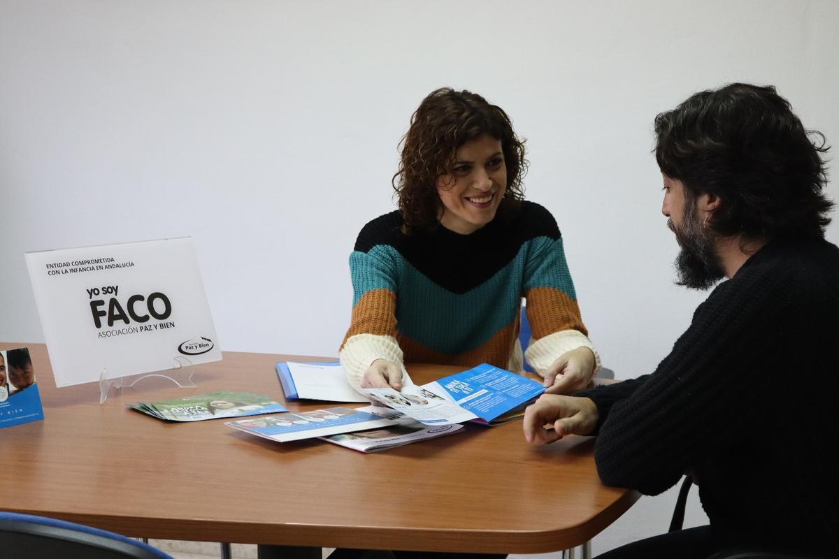 Ángela, la psicóloga del programa FACO, en una formación con una familia colaboradora.
