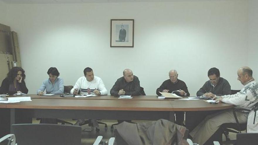 Corporación del Ayuntamiento de Muelas del Pan, con Fermín Faúndez sentado a la derecha.