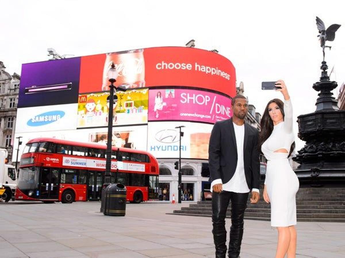 Kim Kardashian y Kanye West en Piccadilly Circus