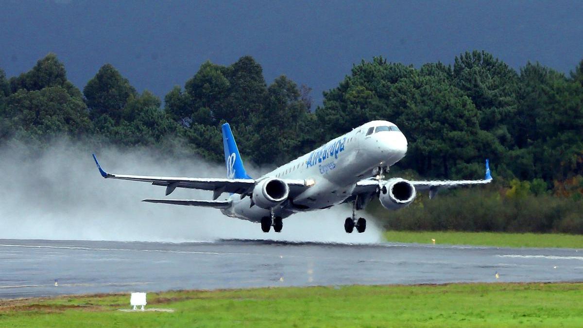 Un avión de Air Europa en el aeropuerto de Vigo. // Marta G. Brea