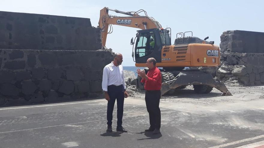 El director del Puerto de Arrecife, Aitor Galán (izquierda), y el director de la Autoridad Portuaria de Las Palmas, Salvador Capella, ayer, junto a las obras del contradique.