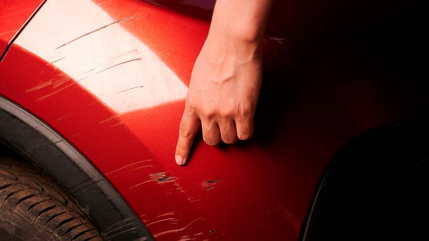 Adiós a los rayones del coche: el refresco que las hace desaparecer al ponerlo en la bayeta