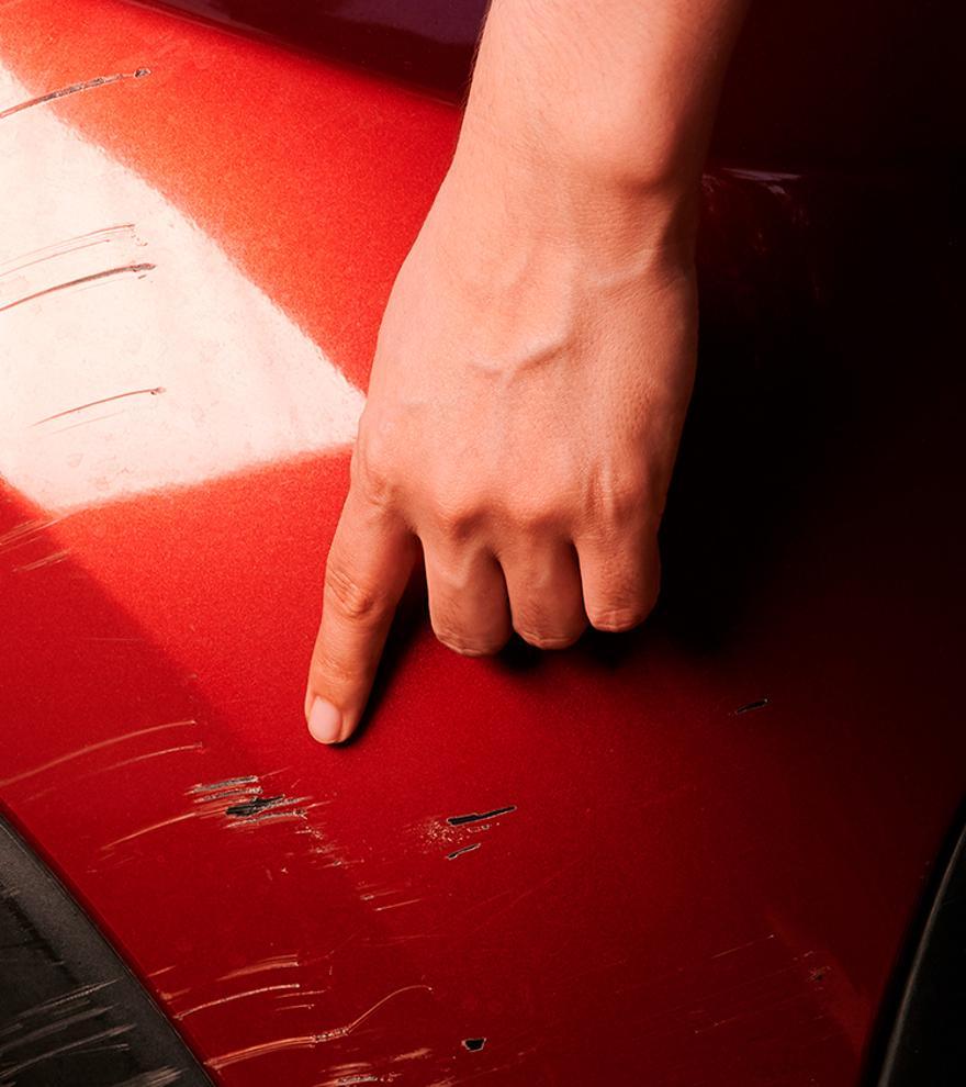 Adiós a los rayones del coche: el refresco que las hace desaparecer al ponerlo en la bayeta