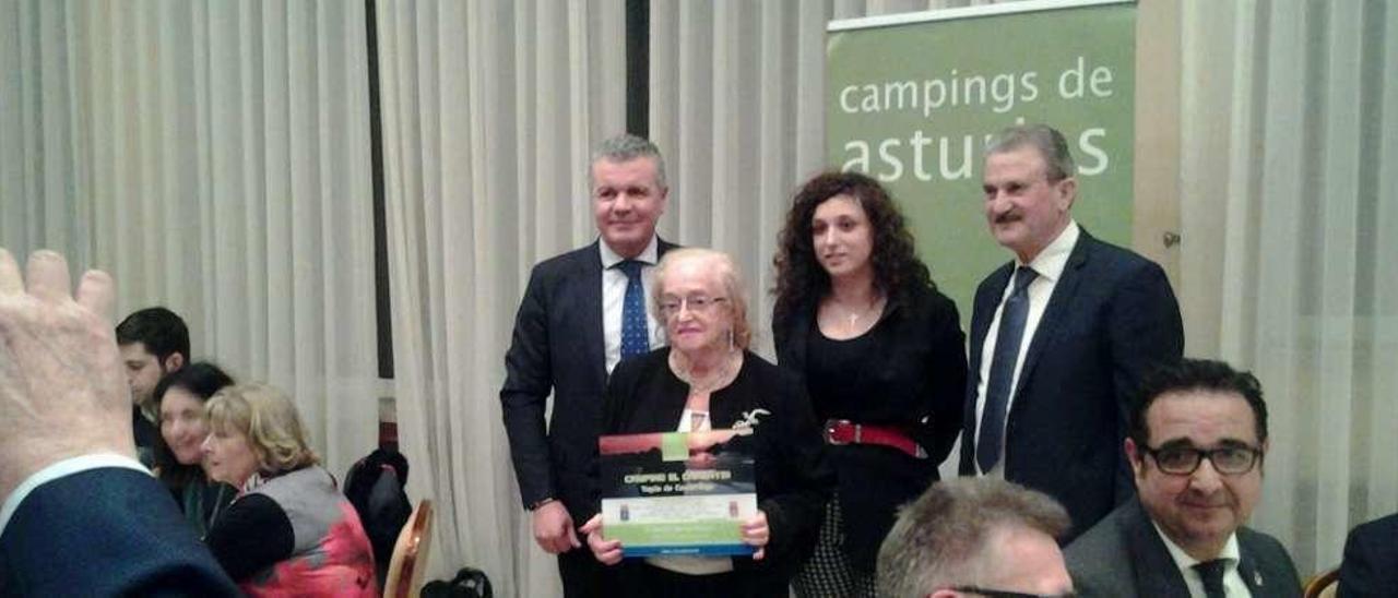 García junto a su nieta Macarena Olivares durante la recogida del premio en el acto celebrado en Covadonga.