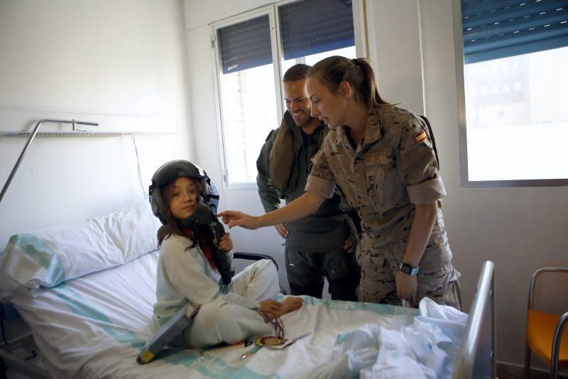 Visitas de cabezudos, bomberos y militares al hospital infantil