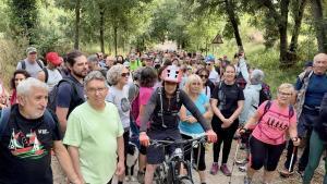 Unas 200 personas desafían el cierre de Collserola con una caminata popular.