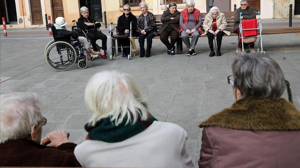 Personas mayores en el barrio de Gràcia.