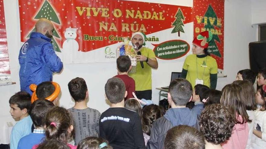 Un momento del sorteo de premios de la Gincana Infantil. // S. Álvarez