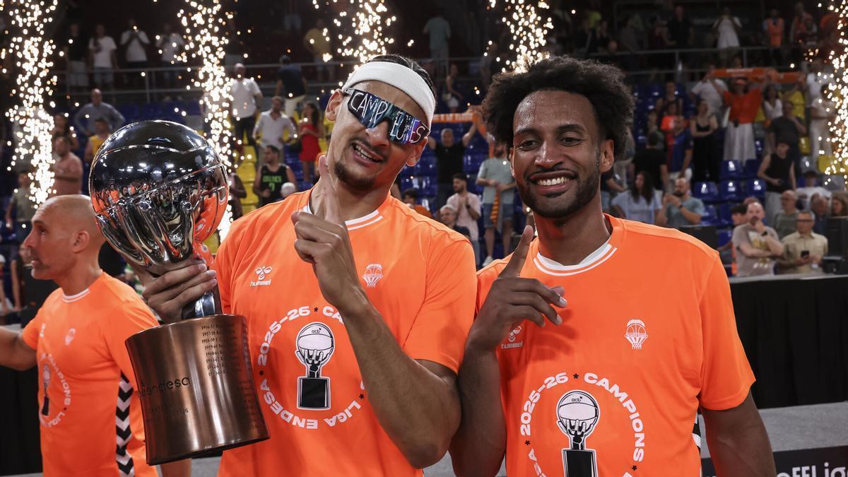 Braxton Key y Neal Sako celebran el título de campeones de Liga ACB.