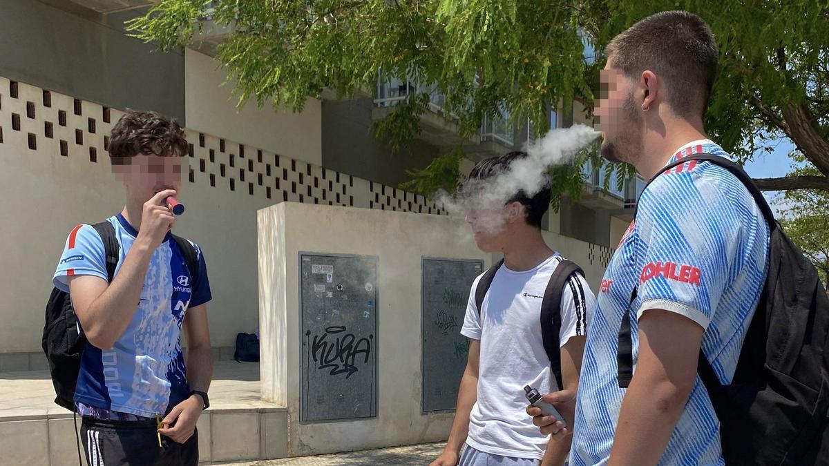Jóvenes con vapeadores.