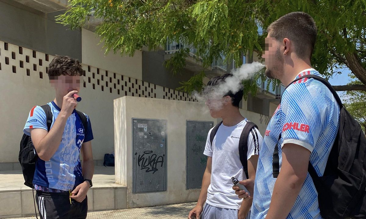 Jóvenes con vapeadores en Alicante