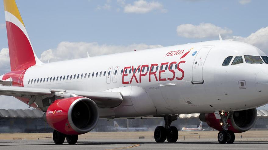 Iberia Express mantiene una operativa de vuelos semanales a Canarias durante el estado de alarma