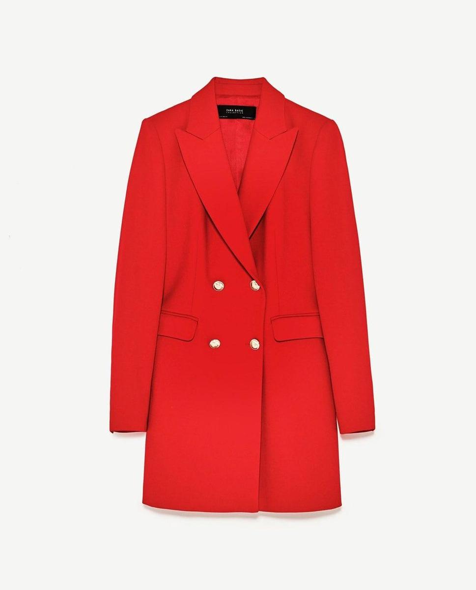 Chaqueta roja de cuatro botones de Zara (Precio: 59,95 euros)