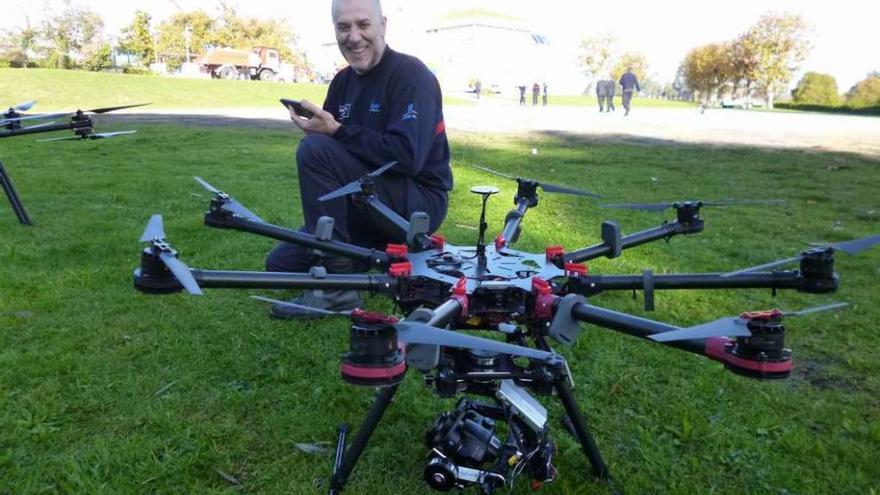 José Antonio Argibay, ayer con algunos de los drones de la exhibición en las jornadas en Bergondo.