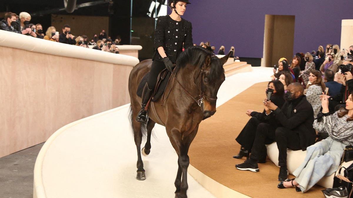 Carlota Casiraghi, a caballo en el desfile de Alta Costura de Chanel en París