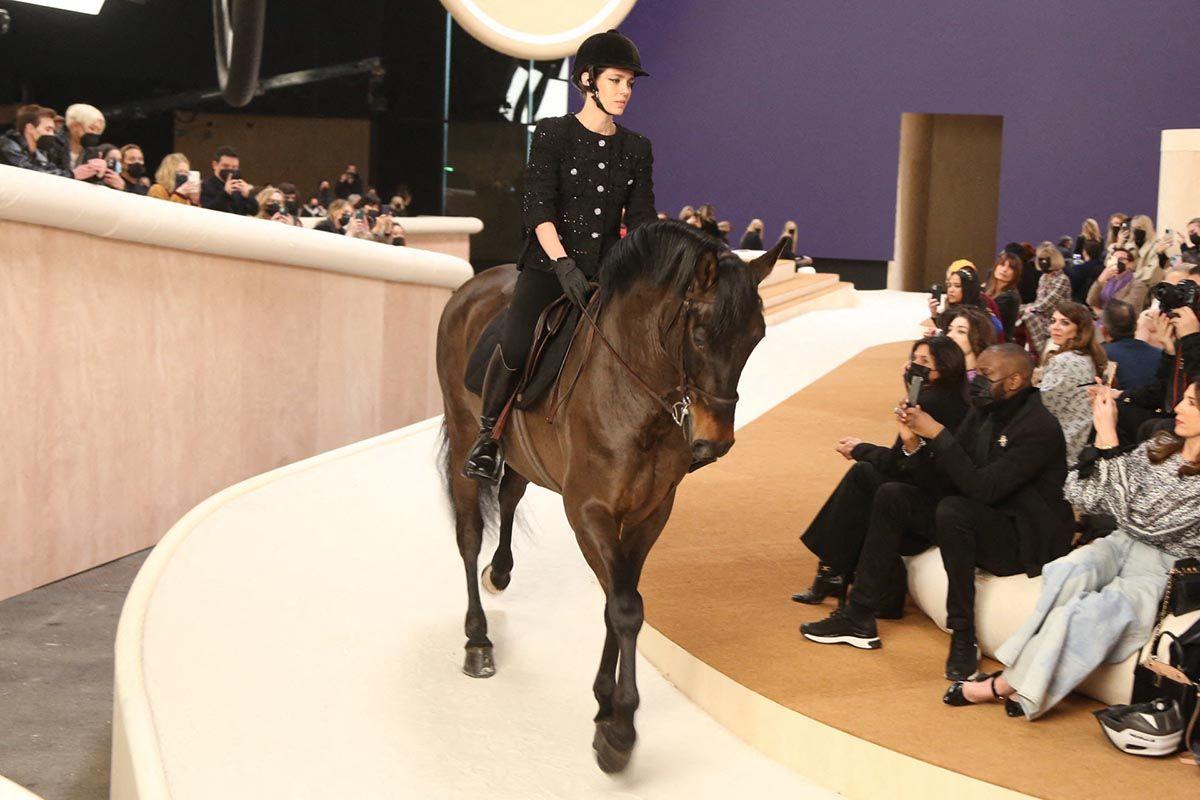 Carlota Casiraghi, a caballo en el desfile de Alta Costura de Chanel en París