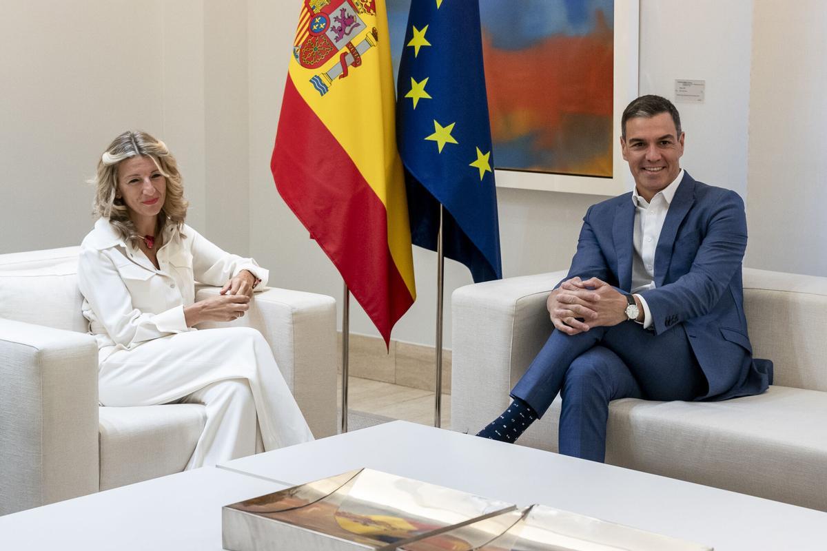 La vicepresidenta segunda y ministra de Trabajo, Yolanda Díaz y el presidente del Gobierno, Pedro Sánchez, durante un encuentro en el Palacio de La Moncloa en octubre de 2022.