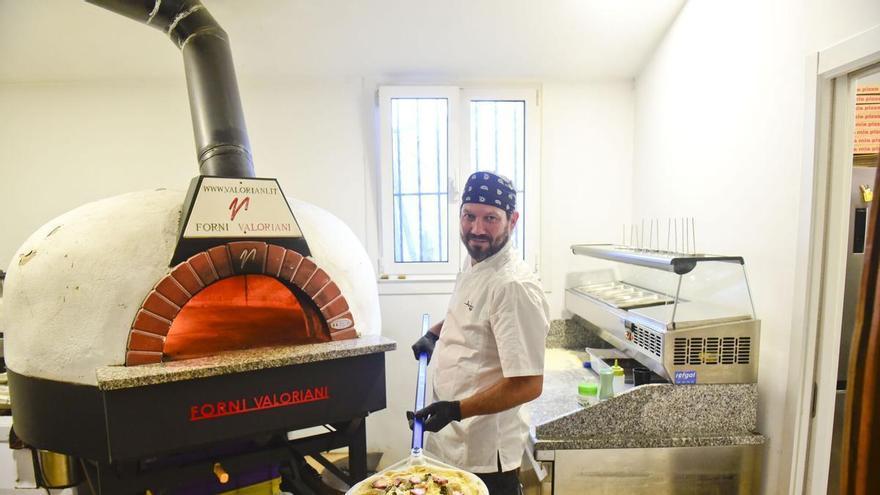 El restaurante que desafía a la tortilla de Betanzos con una pizza que ya conocen 250.000 personas: "Todo el mundo viene a por ella"