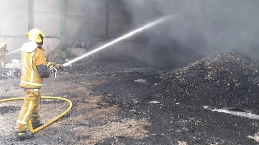 Dos bomberos en plena extinción esta tarde en la planta de reciclaje de residuos de Villena