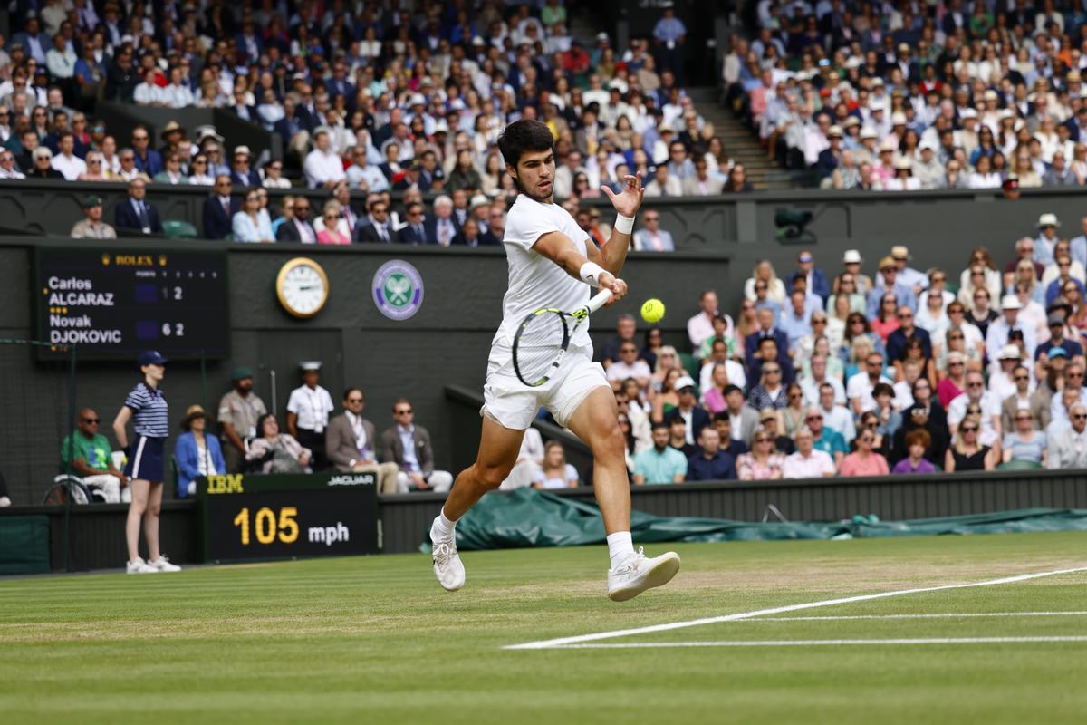 Wimbledon (United Kingdom), 16/07/2023.- Carlos Alcaraz of Spain in action during the Men’s Singles final match against Novak Djokovic of Serbia at the Wimbledon Championships, Wimbledon, Britain, 16 July 2023. (Tenis, España, Reino Unido) EFE/EPA/TOLGA AKMEN EDITORIAL USE ONLY