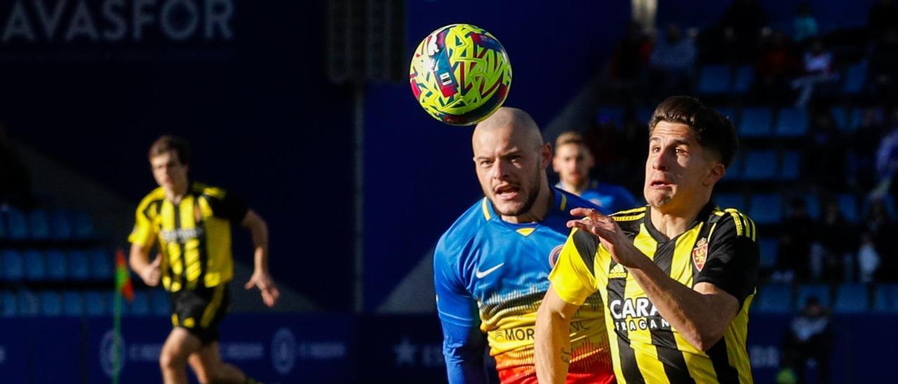 Giuliano Simeone intenta llevarse un balón en el partido ante el Andorra.