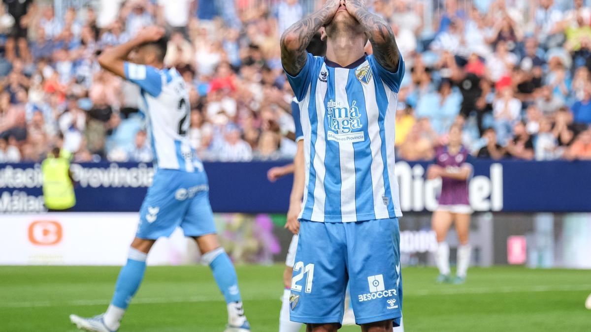 Los jugadores del Málaga CF se lamentan al sumar una nueva derrota en casa.
