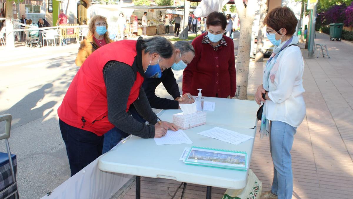 Recogida de firmas junto al mercado de Mutxamel el mes pasado para exigir que el TRAM llegue a la población.