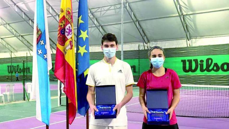 Tomás Currás y Ana Novoa, con sus trofeos, en el Sporting Club Casino Coruña. |  // URECA