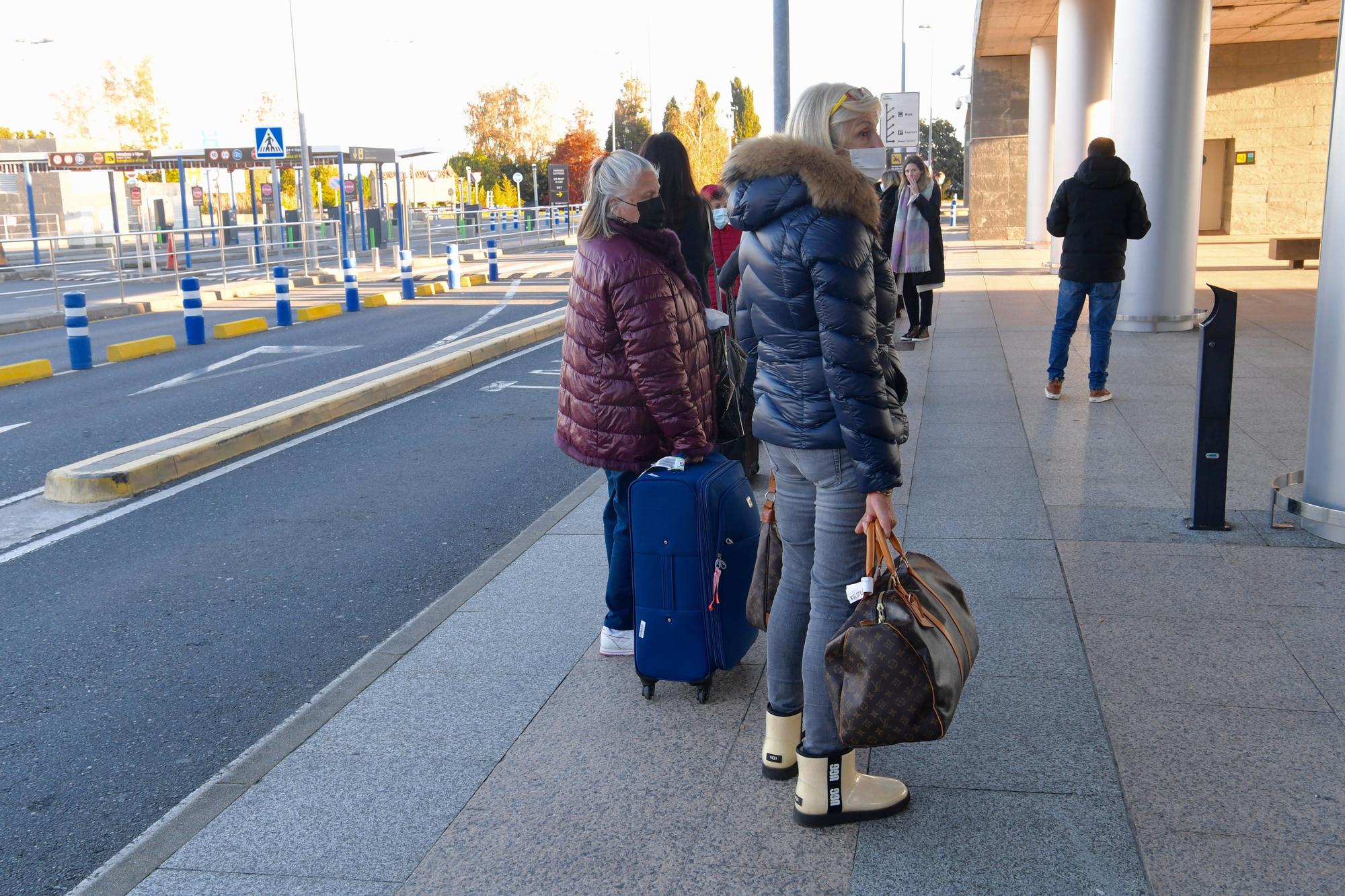 El aeropuerto de A Coruña activa su plan de emergencia al aterrizar con un aviso de bomba que resultó ser falsa alarma