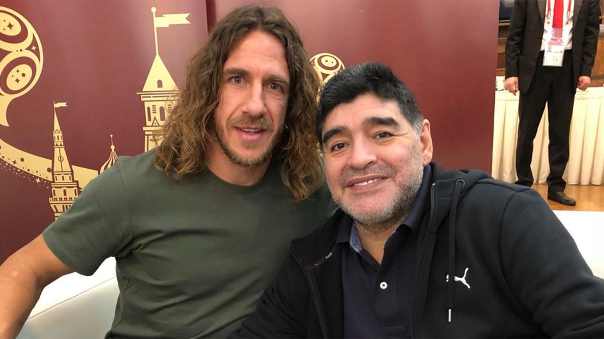 Carles Puyol y Diego Armando Maradona en la previa del sorteo del Mundial de Rusia 2018