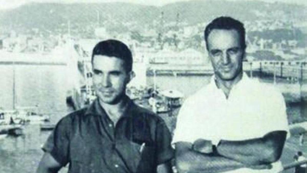 Fernando, de camisa blanca, y su primo Tomás, con el trofeo de Campeón de España de snipe de 1964. | // HISTORIA DEL REAL CLUB NÁUTICO DE VIGO