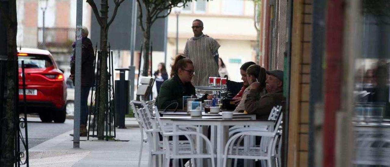 Ambiente en una de las terrazas de la villa estradense, ayer por la tarde. // Bernabé/Cris M.V.