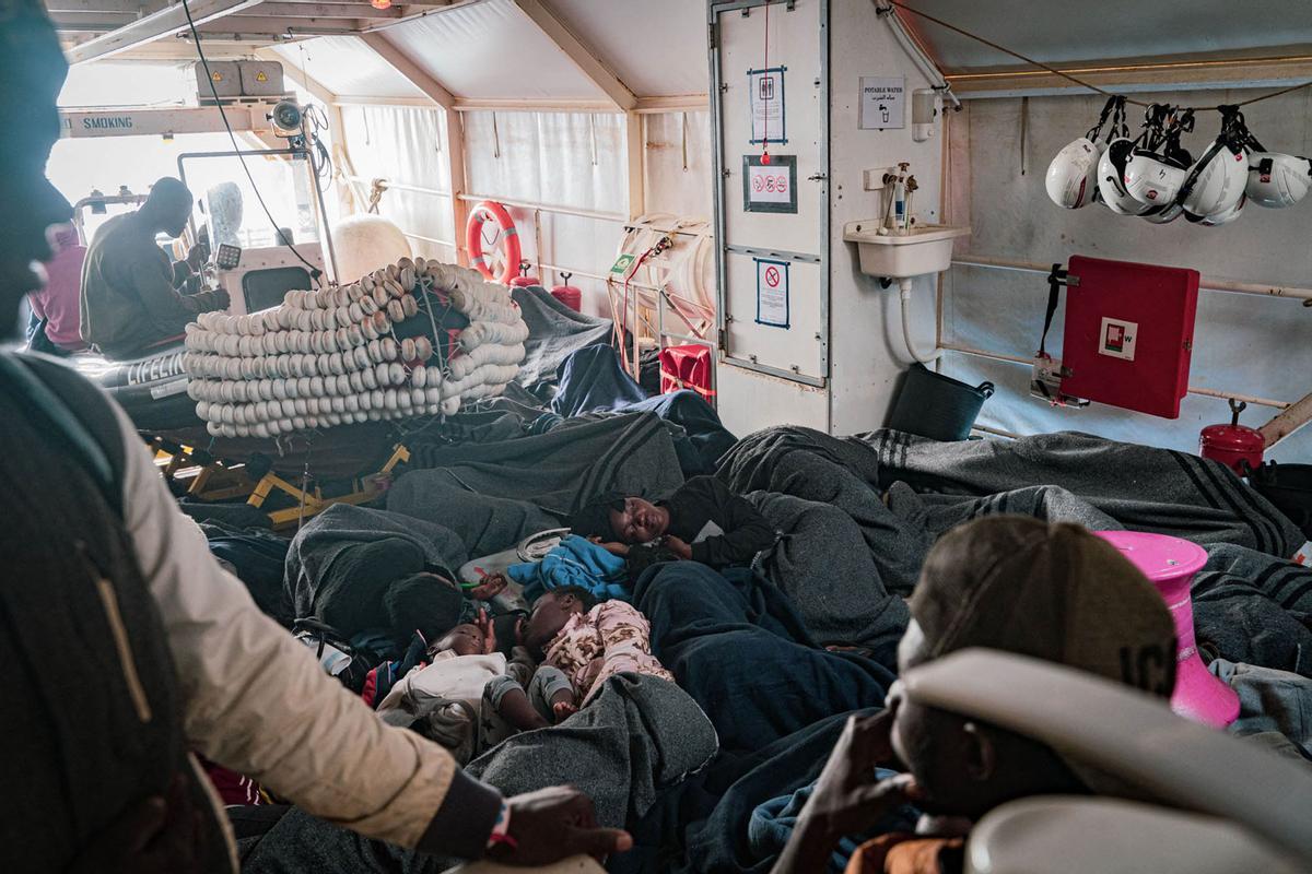 Migrantes a bordo del barco de rescate Rise Above frente a la costa de Sicilia, en el sur de Italia.