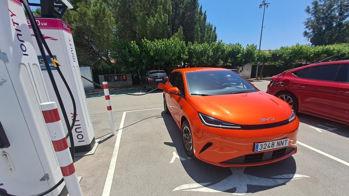 El nou BYD Dolphin G DM-i, model híbrid endollable, en recàrrega a l’estació del Mas de la Sala, a Sallent