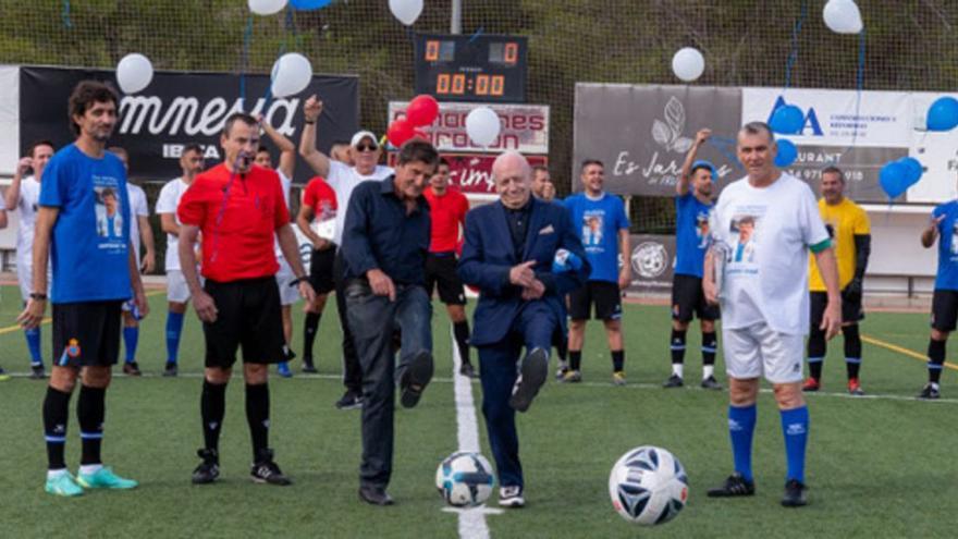 Toni Arabí y Abel Matutes realizan el saque de honor del partido de homenaje. | S.CANDELA