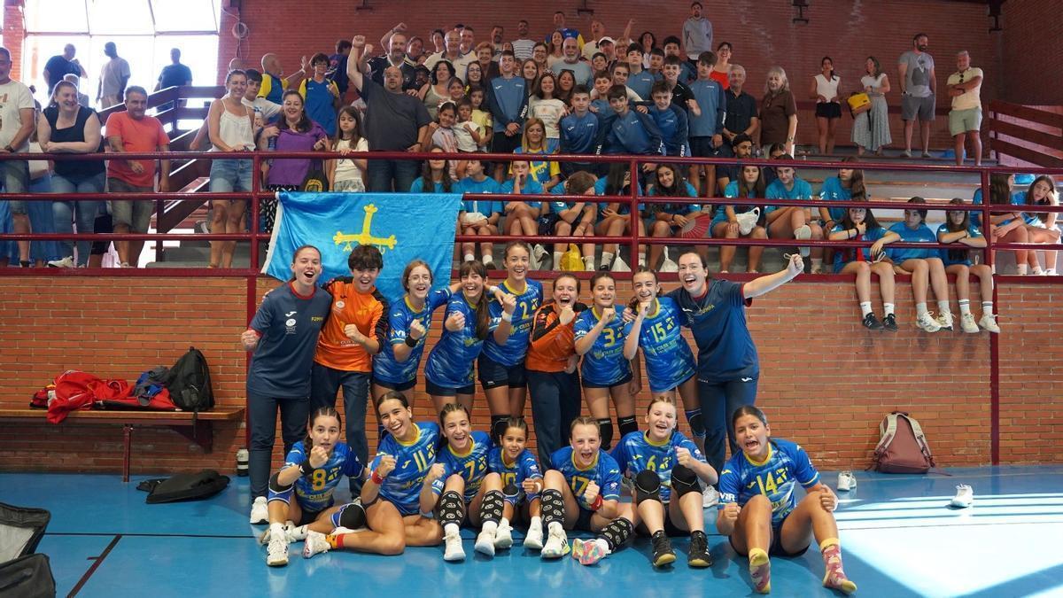 Ls infantiles asturianas celebran la medalla de bronce en Cangas del Narcea.