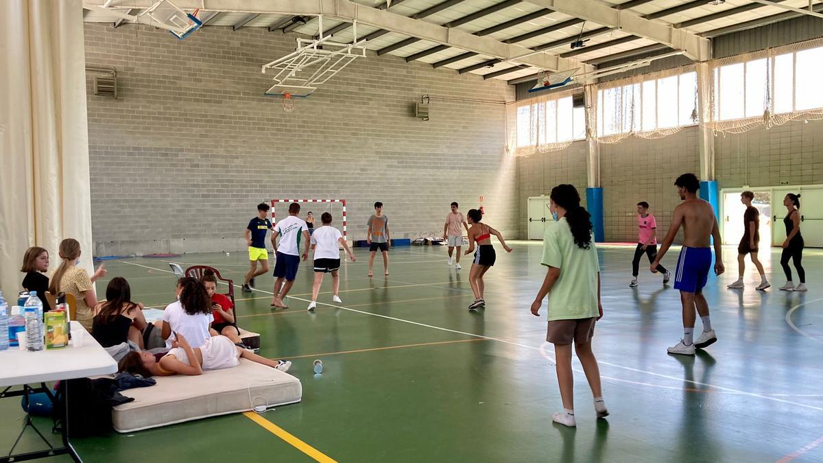 Parte de los desalojados del camping La Vall por el fuego de Llançà, en un polideportivo