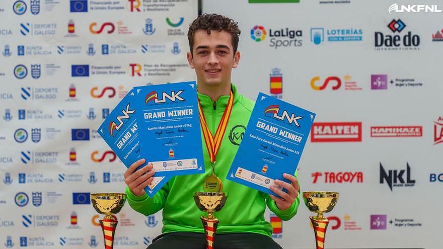 Ángel Turpín, con los tres títulos de la Liga Nacional.