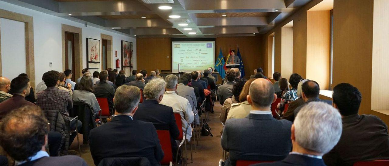 El consejero de Innovación, Borja Sánchez, se dirige a los representantes de Ejército y la empresa en el palacio del Conde de Toreno de Oviedo. | Principado de Asturias