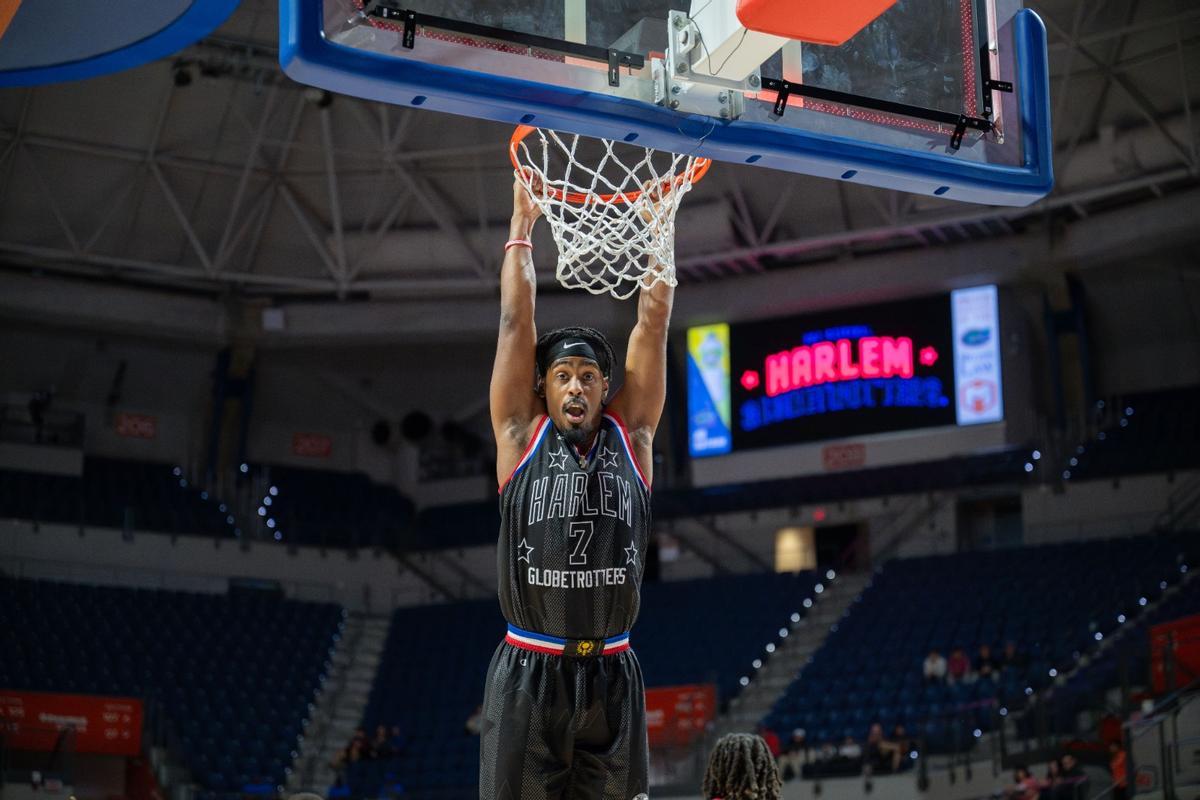 Too Tall, en un partido con los Globertrotters