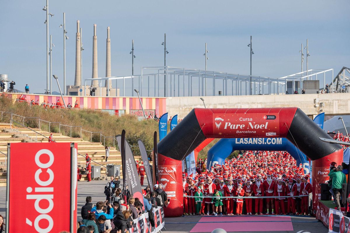 Cientos de Santa Claus corren por Barcelona en la primera Cursa del Pare Noel