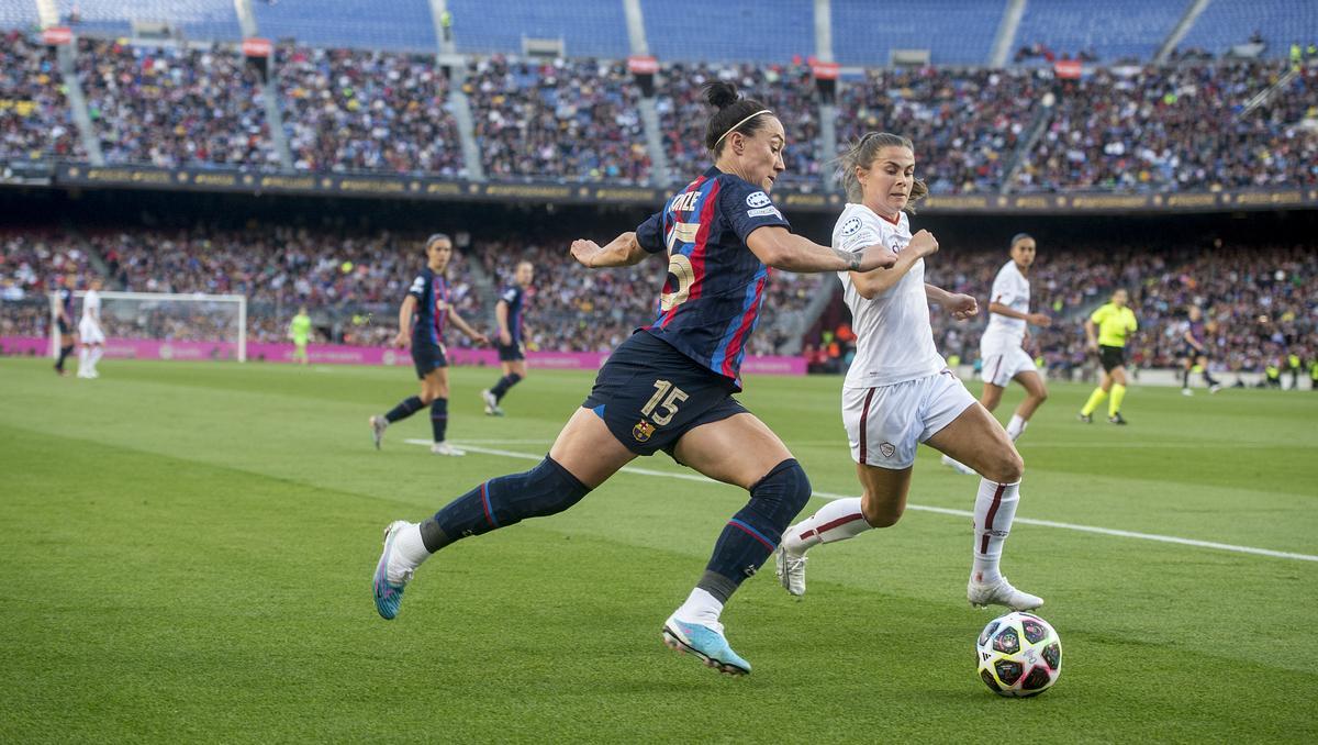 Lucy Bronze busca el centro desde la línea de fondo ante la Roma