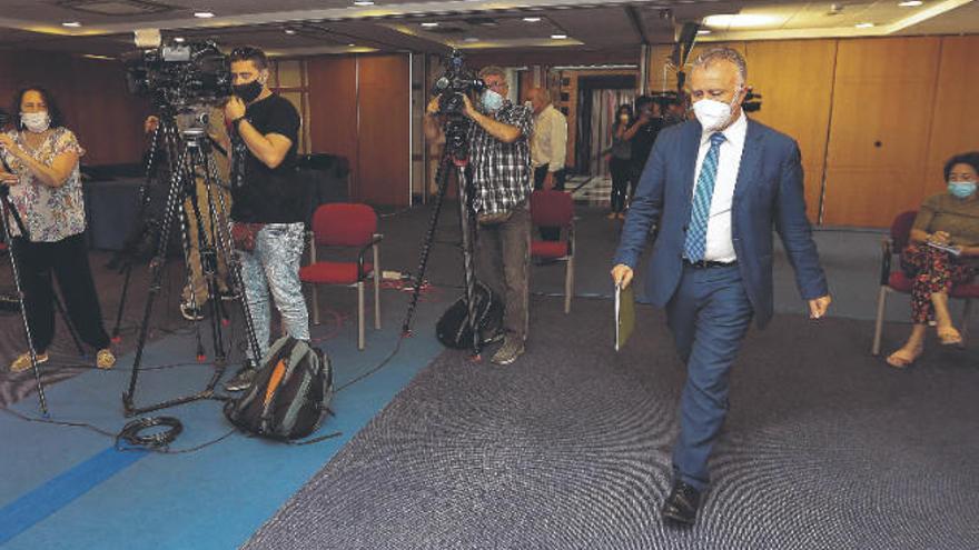 Ángel Víctor Torres, a su llegada ayer a la comparecencia de prensa celebrada en la sede Presidencia de Las Palmas de Gran Canaria.