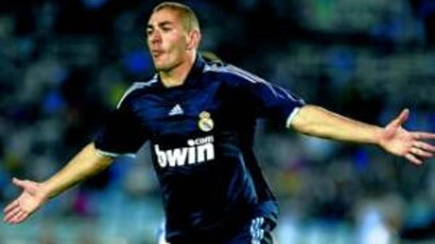 Benzema y sneijder marcan en la victoria del real madrid