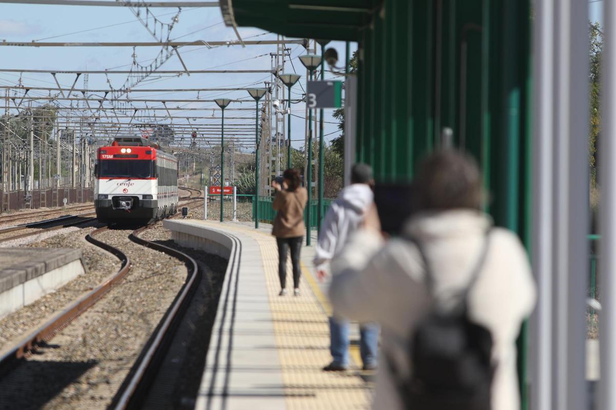 Pasajeros esperando un tren en el apeadero de El Higuerón, en una imagen de archivo.