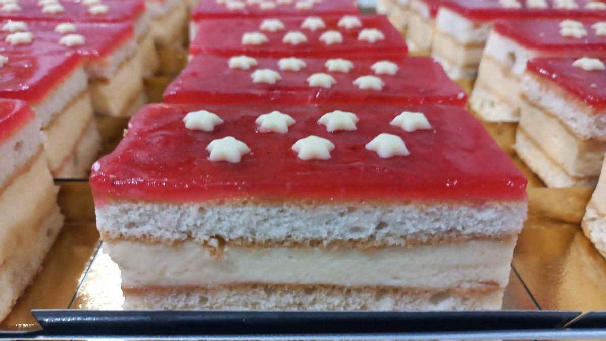 Creado a finales de los años 80 por el reconocido maestro pastelero Pedro Blanco, este postre fue concebido como homenaje gastronómico a la Comunidad de Madrid
