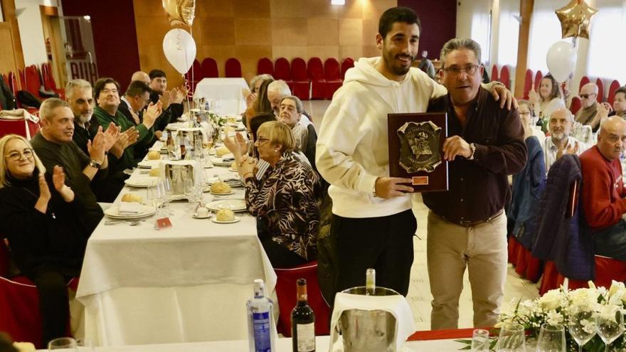 La peña Nunca Caminarás Solo premia a Cote | MARCOS LEÓN