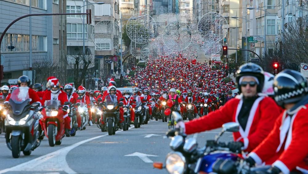 La clásica Papanoelada Motera vuelve a inundar las calles viguesas de espíritu navideño.